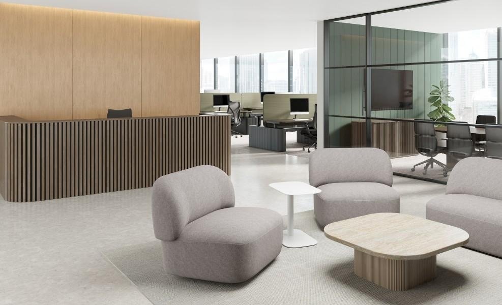 Ambiente corporativo moderno com poltronas estofadas, sofás e cadeiras de escritório